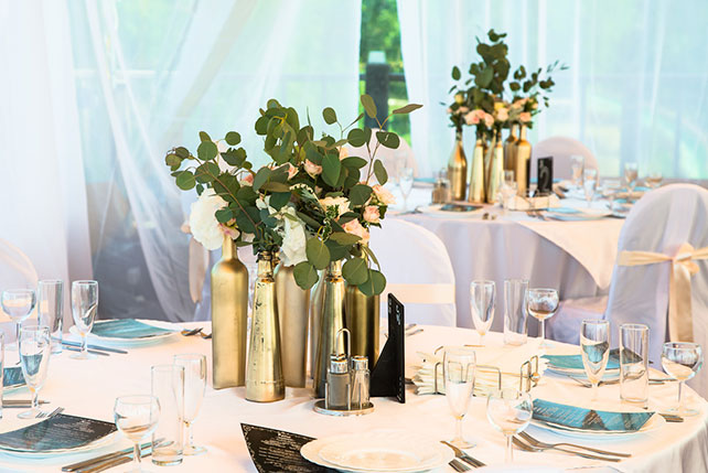 Необычная протея, свадьба Дмитрия и Юлии, декор места торжества, винные бутылки