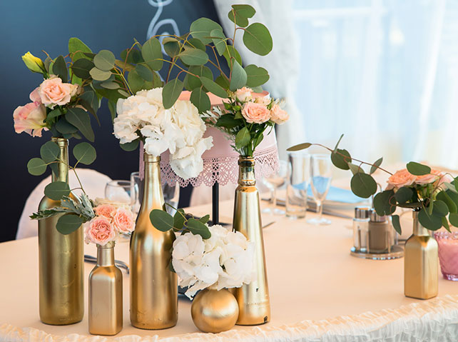 Необычная протея, свадьба Дмитрия и Юлии, декор места торжества, золотистые винные бутылки