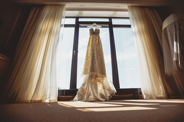 Очарование Прованса, лавандовая свадьба, платье невесты висит на окне