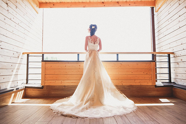 Очарование Прованса, лавандовая свадьба, невеста стоит на веранде