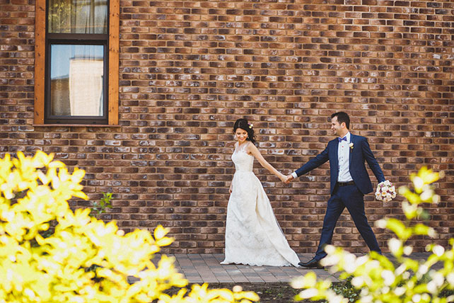 Очарование Прованса, лавандовая свадьба, фотосессия жениха и невесты на фоне кирпичной стены