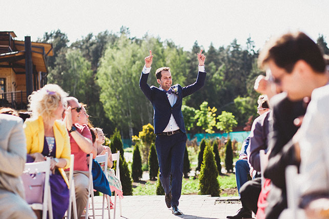 Очарование Прованса, лавандовая свадьба, жених идёт по проходу к месту церемонии