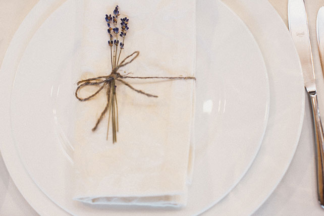Очарование Прованса, лавандовая свадьба, сервировка стола, веточка лаванды