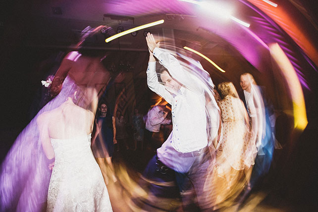 Очарование Прованса, лавандовая свадьба, молодожёны танцуют с гостями