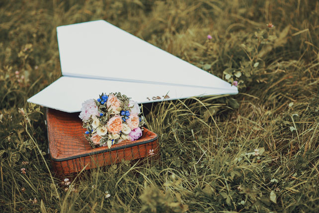 Путешествие с любовью, бумажный самолет и букет невесты