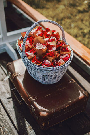 Путешествие с любовью, кульки с лепестками роз 