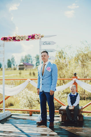 Путешествие с любовью, жених у свадебной арки