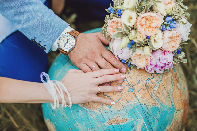 Путешествие с любовью, кольца молодоженов на руках