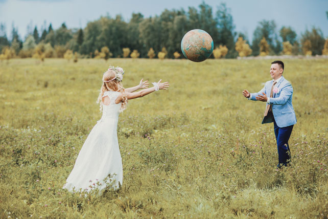 Путешествие с любовью, жених и невеста с глобусом