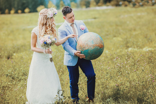 Путешествие с любовью, жених и невеста с глобусом