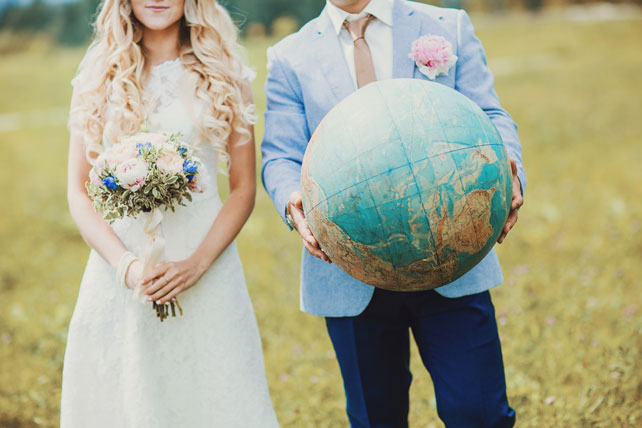 Путешествие с любовью, жених и невеста с глобусом