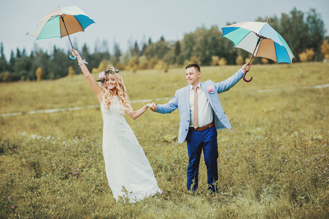 Путешествие с любовью, жених и невеста с зонтиками