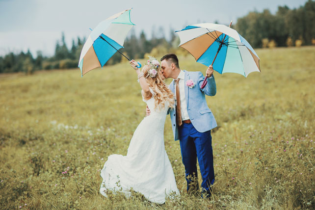 Путешествие с любовью, жених и невеста с зонтиками