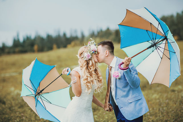 Путешествие с любовью, жених и невеста с зонтиками