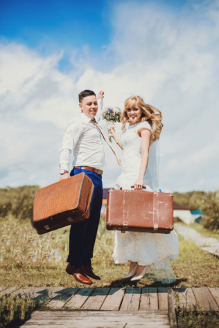 Путешествие с любовью, жених и невеста с чемоданами