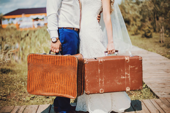 Путешествие с любовью, жених и невеста с чемоданами