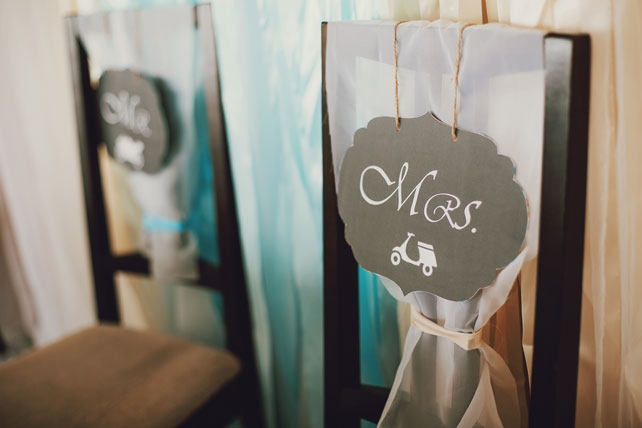 Путешествие с любовью, декор стульев молодоженов