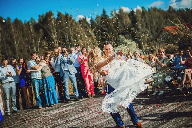 Путешествие с любовью, жених держит невесту на руках