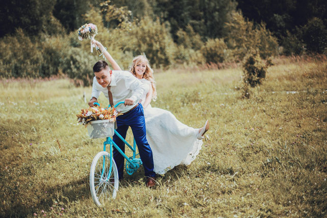 Путешествие с любовью, жених и невеста на велосипеде