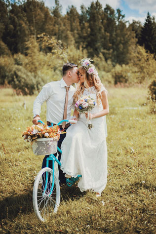 Путешествие с любовью, жених и невеста на велосипеде