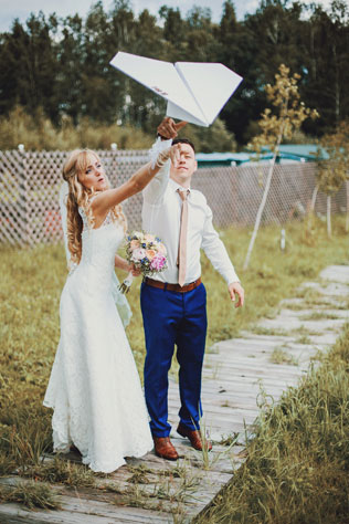 Путешествие с любовью, жених и невеста с самолетиком