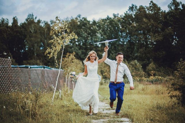 Путешествие с любовью, жених и невеста с самолетиком