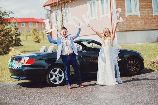 Путешествие с любовью, жених и невеста у свадебного автомобиля