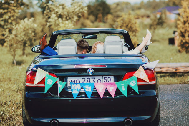 Путешествие с любовью, жених и невеста в автомобиле