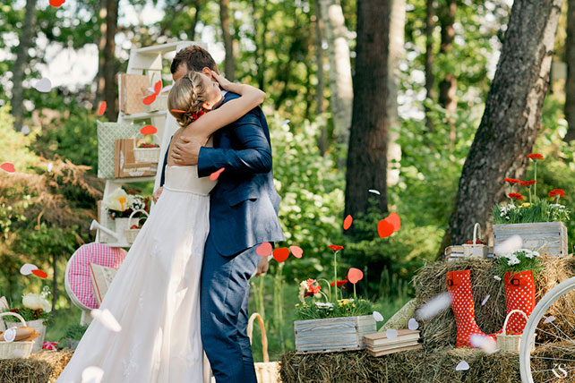 бело-красная летняя свадьба