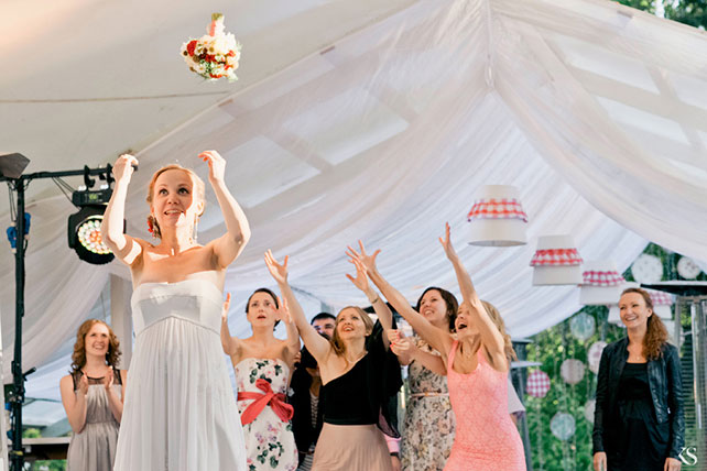 бело-красная летняя свадьба