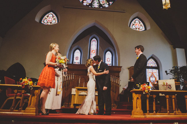 поцелуй молодожен