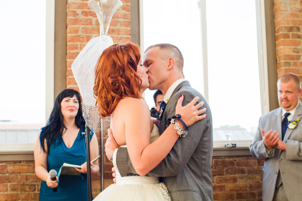 поцелуй невесты и жениха