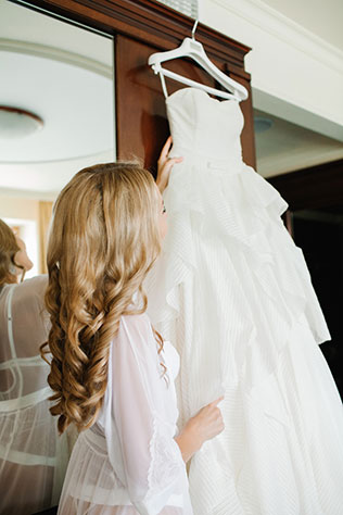 Романтическая свадьба на качелях, платье невесты