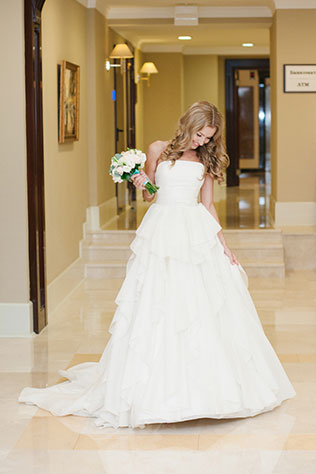 Романтическая свадьба на качелях, образ невесты