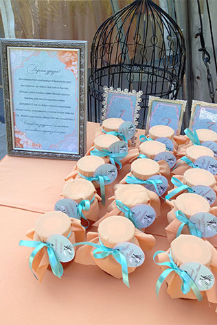 Романтическая свадьба на качелях, бонбоньерки