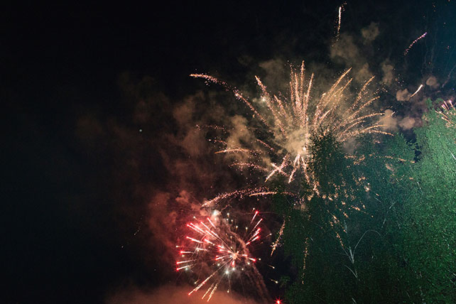 Романтическая свадьба на качелях, салют