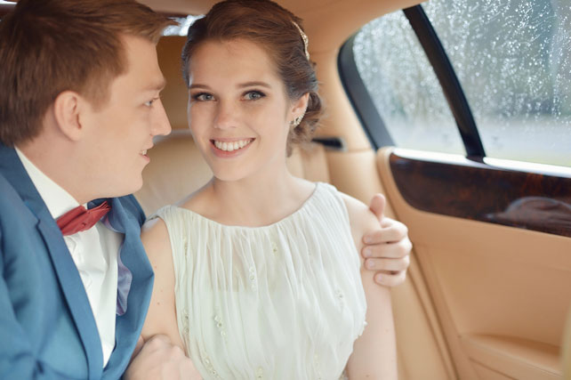 Романтичная свадьба, жених и невеста в машине