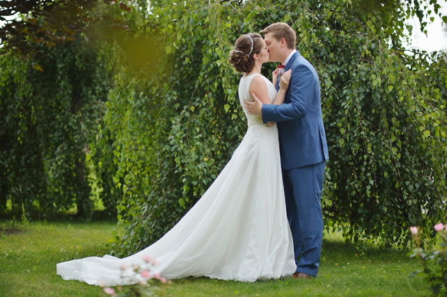 Романтичная свадьба, жених и невеста в парке