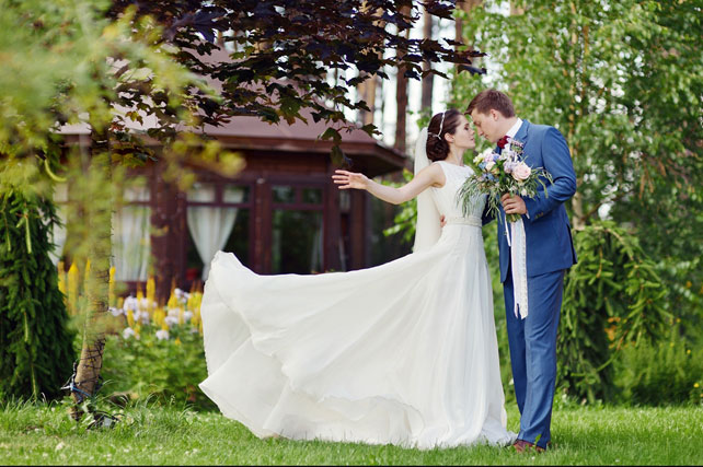 Романтичная свадьба, жених и невеста в парке