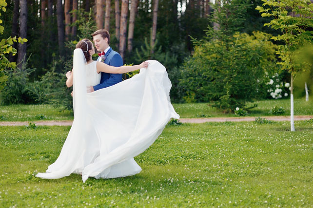 Романтичная свадьба, жених и невеста в парке