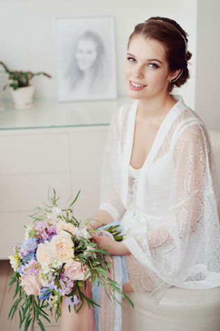 Романтичная свадьба, букет в руках невесты