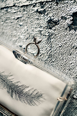 Роскошная белоснежная свадьба, обручальное кольцо