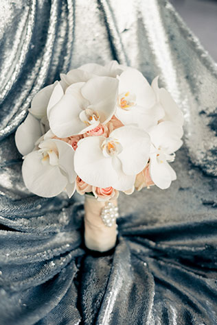 Роскошная белоснежная свадьба, букет невесты