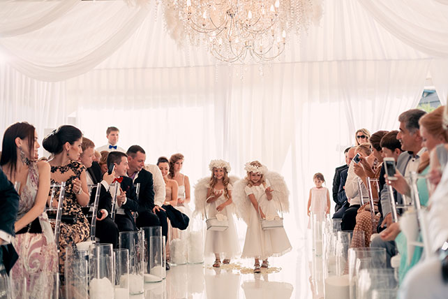 Роскошная белоснежная свадьба, дети на церемонии