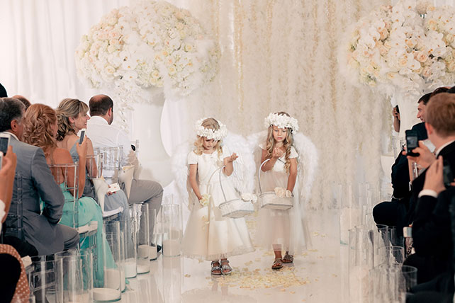 Роскошная белоснежная свадьба, дети на церемонии