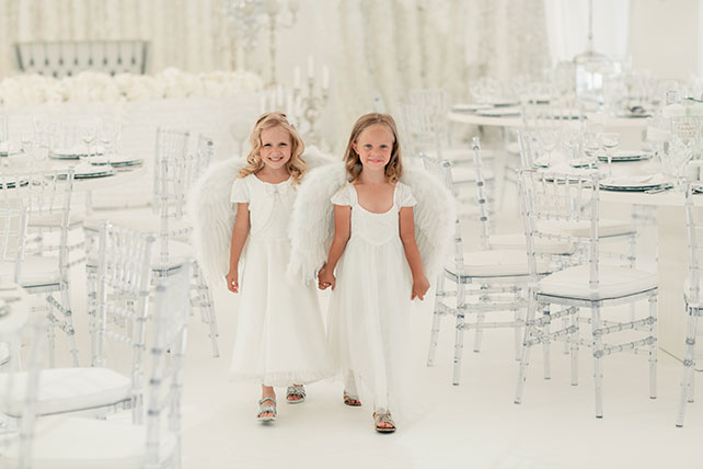 Роскошная белоснежная свадьба, дети в костюмах ангела