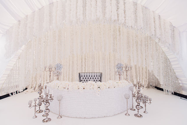 Роскошная белоснежная свадьба, стол молодоженов