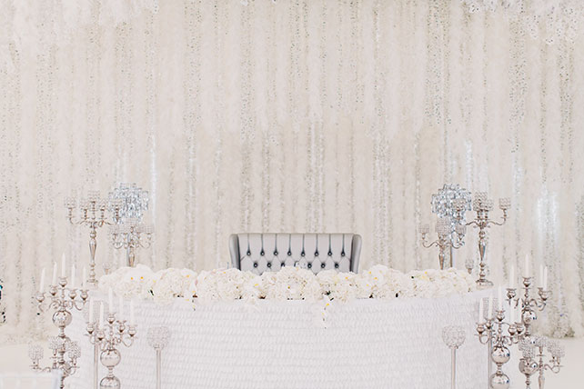 Роскошная белоснежная свадьба, стол молодоженов