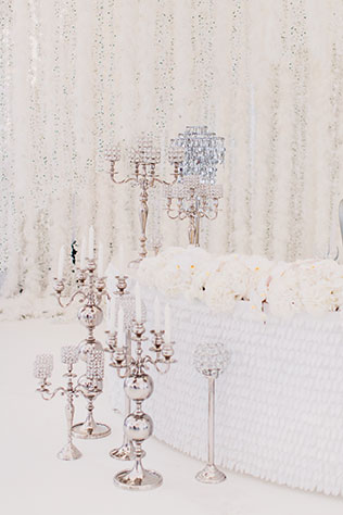 Роскошная белоснежная свадьба, хрустальные подсвечники