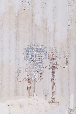 Роскошная белоснежная свадьба, хрустальные подсвечники